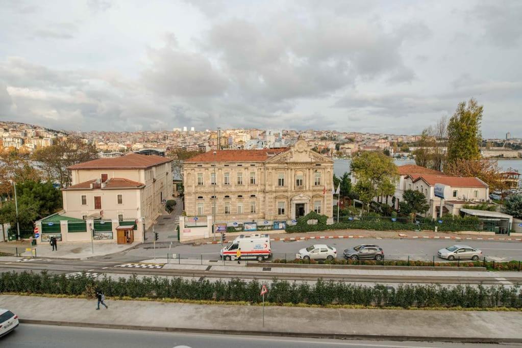 Waterfront Apartment By The Tram - Terrace With Dome & Golden Horn View In Fatih Istambul Exterior foto