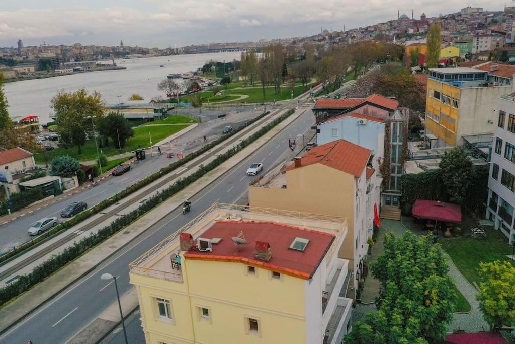 Waterfront Apartment By The Tram - Terrace With Dome & Golden Horn View In Fatih Istambul Exterior foto