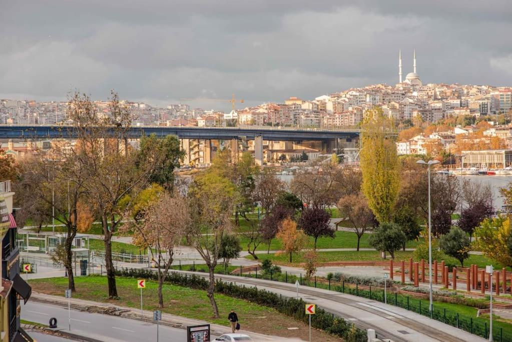 Waterfront Apartment By The Tram - Terrace With Dome & Golden Horn View In Fatih Istambul Exterior foto