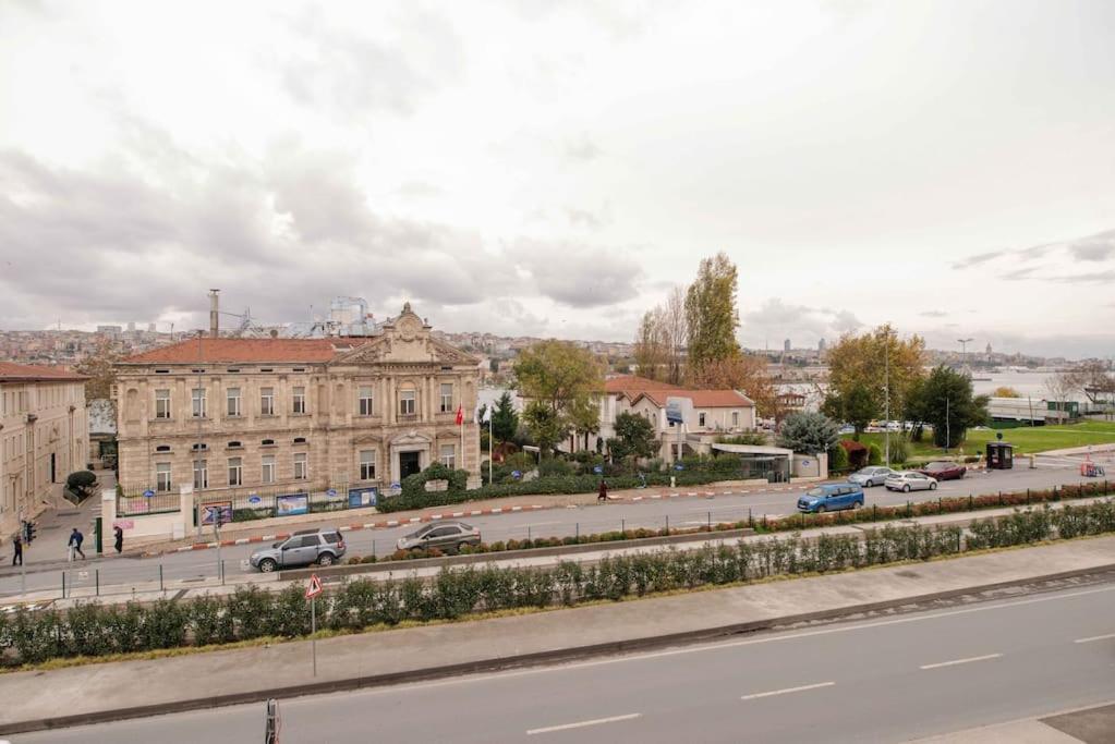 Waterfront Apartment By The Tram - Terrace With Dome & Golden Horn View In Fatih Istambul Exterior foto