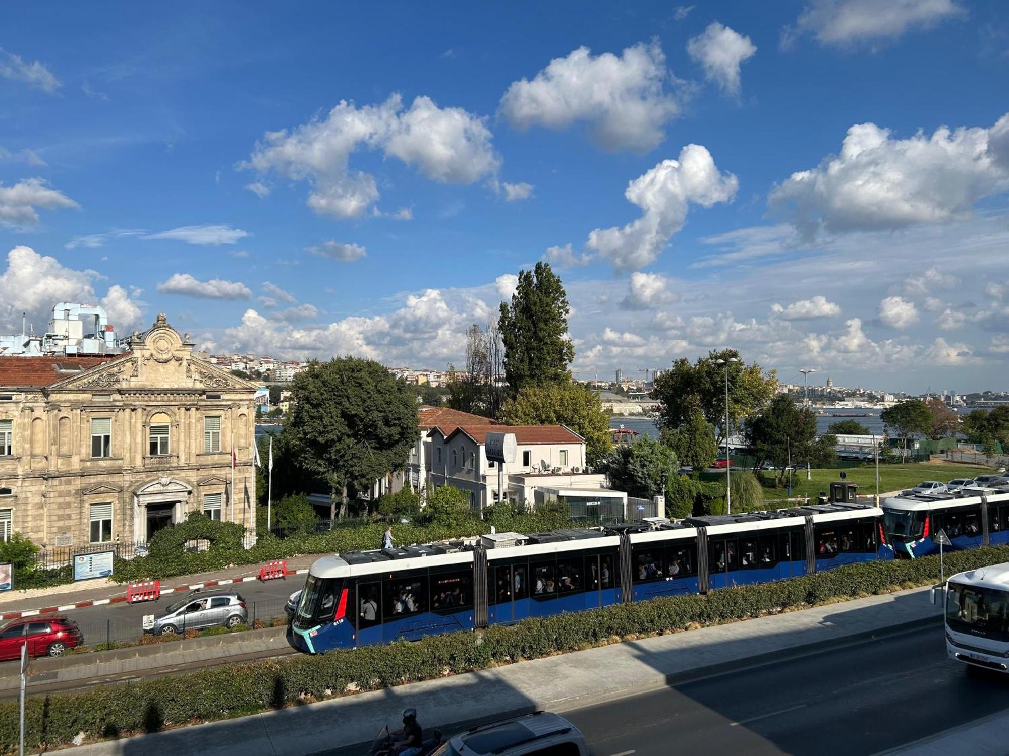 Waterfront Apartment By The Tram - Terrace With Dome & Golden Horn View In Fatih Istambul Exterior foto